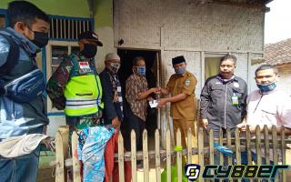 Kades Sukahati Cilawu, Berikan Langsung BLT-DD Tahap II Pada Warganya 